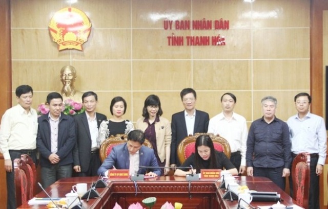 Đầu tư 20 triệu USD xây trường song ngữ quốc tế - 1 Đại diện lãnh đạo tỉnh Thanh Hóa và nhà đầu tư đã ký kết biên bản ghi nhớ hợp tác đầu tư Trường song ngữ quốc tế EMASI.