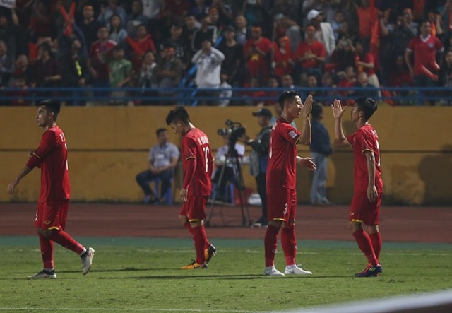 Việt Nam 3-0 Campuchia: Giành ngôi đầu bảng - 5
Đồng đội chia vui với Văn Đức