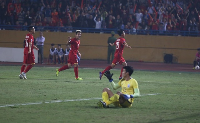Việt Nam 3-0 Campuchia: Giành ngôi đầu bảng - 4
Văn Đức nâng tỷ số lên 3-0