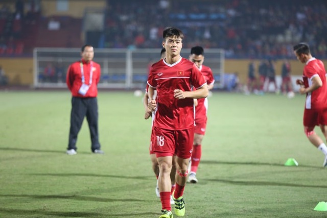 Việt Nam 3-0 Campuchia: Giành ngôi đầu bảng - 19
Trung vệ Duy Mạnh vẫn là điểm tựa nơi hàng thủ