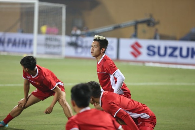 Việt Nam 3-0 Campuchia: Giành ngôi đầu bảng - 18
Nguyễn Phong Hồng Duy lần đầu tiên được đá chính