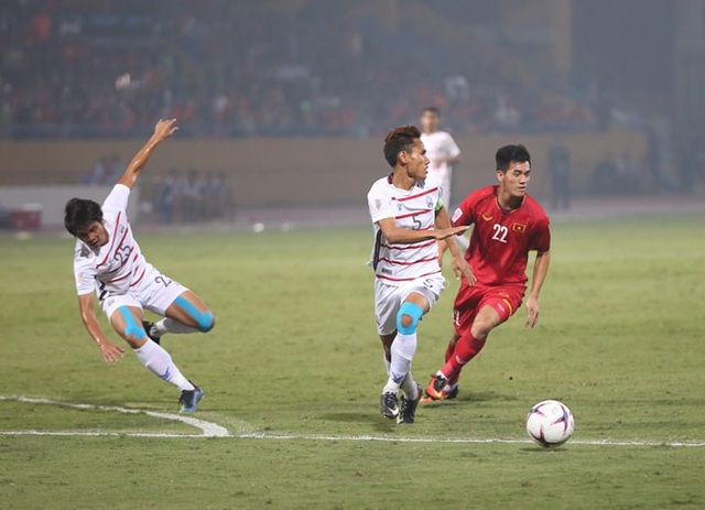Việt Nam 3-0 Campuchia: Giành ngôi đầu bảng - 10
Hàng thủ Campuchia chơi khá vất vả khi bị ép sân