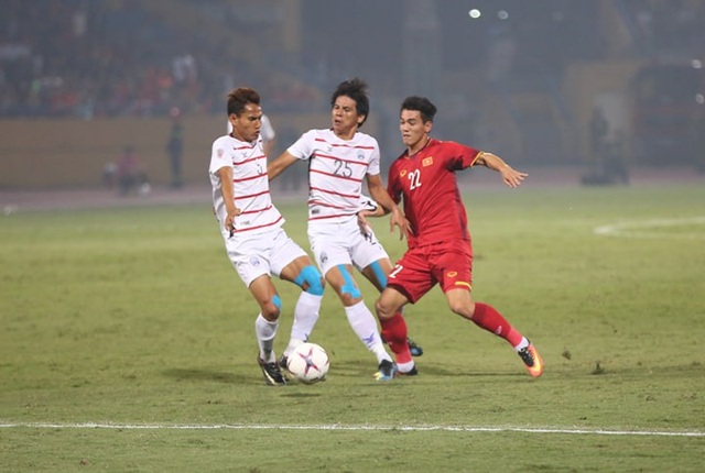Việt Nam 3-0 Campuchia: Giành ngôi đầu bảng - 12
Tiến Linh đang chơi đầy xông xáo trên hàng công