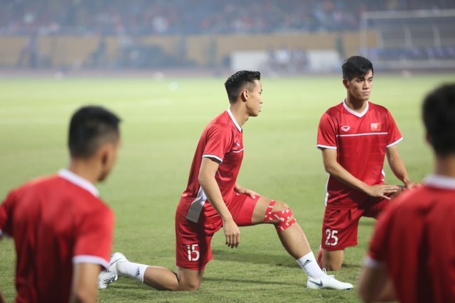 Việt Nam 3-0 Campuchia: Giành ngôi đầu bảng - 16
Trung vệ Quế Ngọc Hải
