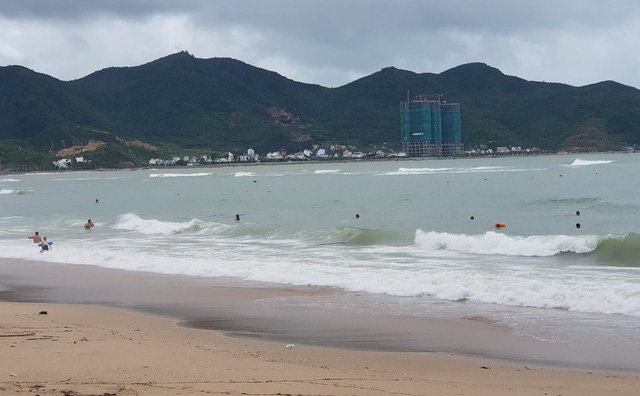 Sóng lớn cuồn cuộn do ảnh hưởng bão số 9, du khách vẫn vô tư đi tắm biển - 3 Sóng lớn cuồn cuộn do ảnh hưởng bão số 9, du khách vẫn vô tư đi tắm biển - 3