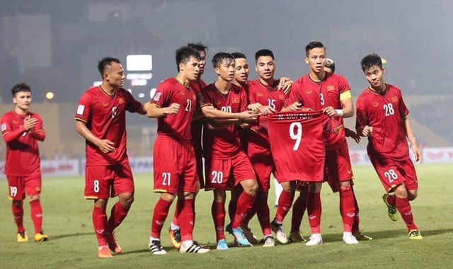 Nghẹn lòng với lời tâm sự của Văn Toàn sau khi chia tay AFF Cup 2018 - 1
Những tuyển thủ Việt Nam giơ áo của Văn Toàn khi ăn mừng. Đó là hành động để an ủi người đồng đội