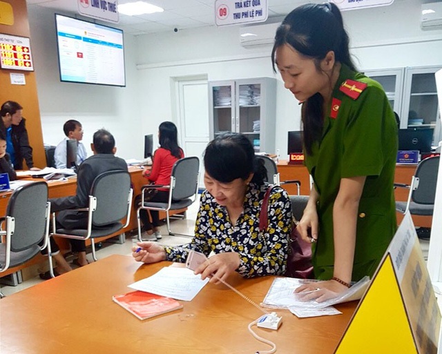 Công an Hà Tĩnh đến tận nhà dân lấy ý kiến đánh giá thái độ phục vụ - 1 Lực lượng Công an thành phố Hà Tĩnh lấy ý kiến từ những người dân tại các cơ quan, đơn vị trên địa bàn.