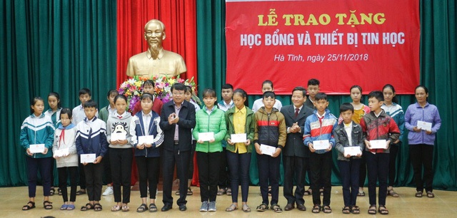 Hà Tĩnh: Trao 350 suất học bổng đến giáo viên, học sinh, sinh viên - 1
Lãnh đạo tỉnh và Hội Khuyến học Hà Tĩnh trao học bổng cho các em học sinh.