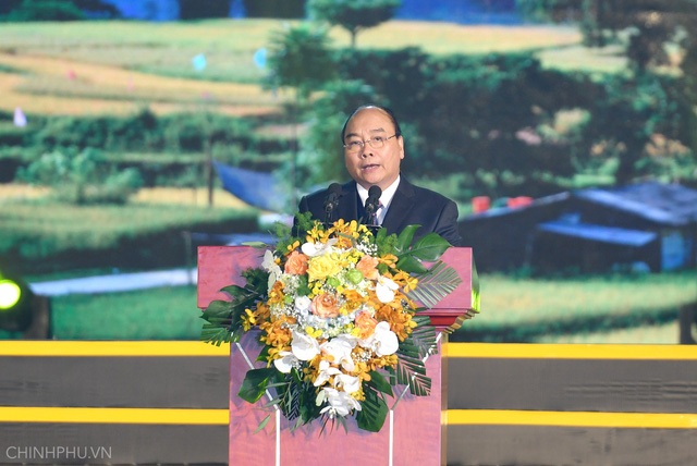 Thủ tướng: Không thể hy sinh di sản vì phát triển ngắn hạn! - 2 Thủ tướng Chính phủ Nguyễn Xuân Phúc phát biểu tại sự kiện quan trọng của tỉnh Cao Bằng.