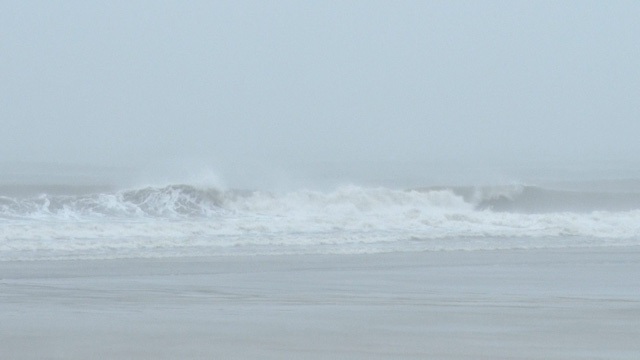 Gió lớn, sóng biển cao đến 3m đánh vào bờ biển TP Vũng Tàu