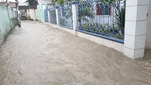Sài Gòn ngập khắp nơi, cây đổ đè người đi đường tử vong - 17 Sài Gòn ngập khắp nơi, cây đổ đè người đi đường tử vong - 17