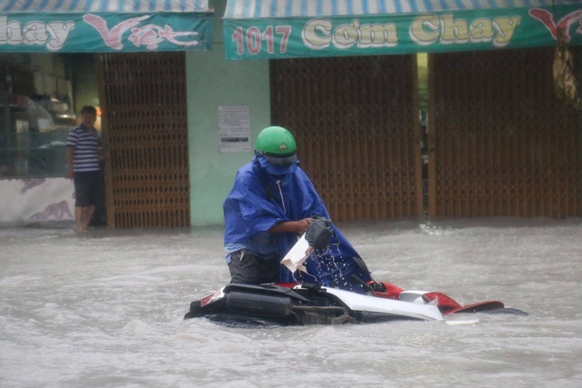 Sài Gòn ngập khắp nơi, cây đổ đè người đi đường tử vong - 21 Người đi xe máy té ngã trên đường Huỳnh Tấn Phát, quận 7