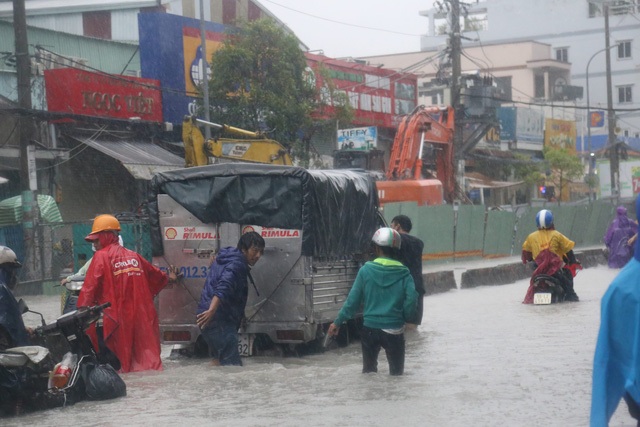 Sài Gòn ngập khắp nơi, cây đổ đè người đi đường tử vong - 14 Sài Gòn ngập khắp nơi, cây đổ đè người đi đường tử vong - 14
