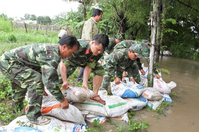 Vất vả chạy lũ sau bão số 9 - 5 Giúp nhân dân đắp đê ngăn nước lũ