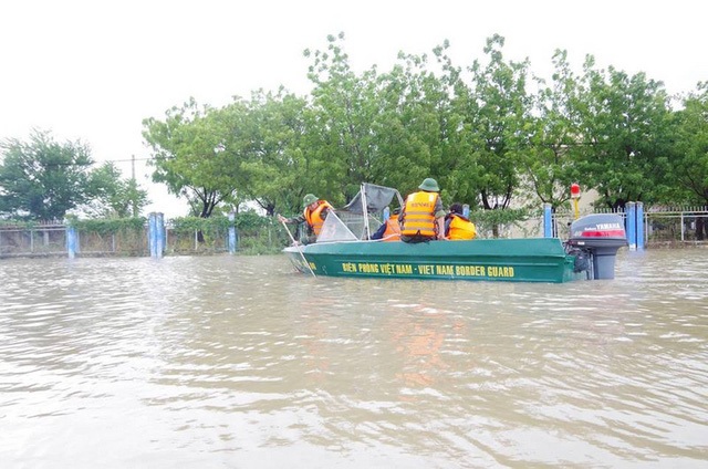 Vất vả chạy lũ sau bão số 9 - 14 Đảm bảo không để người dân kẹt lại trong rốn lũ