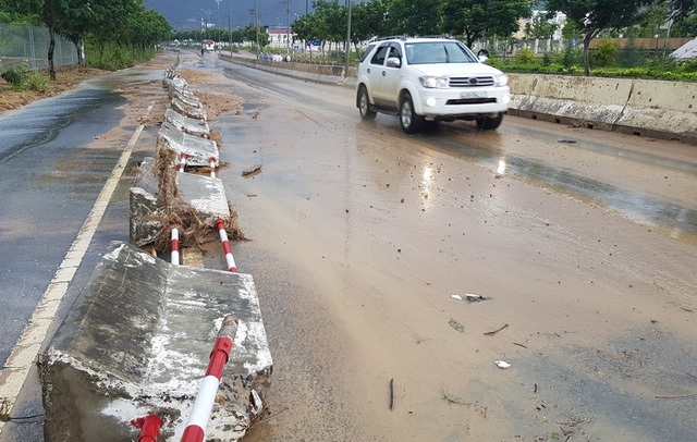 Nhiều tuyến tỉnh lộ tan nát, cửa ngõ miền tây Khánh Hòa bị phong tỏa - 4
Đại lộ Nguyễn Tất Thành đường đi sân bay Cam Ranh cũng bị hư hỏng con lươn ở nhiều đoạn, sạt lở trên đèo (Ảnh: CTV)