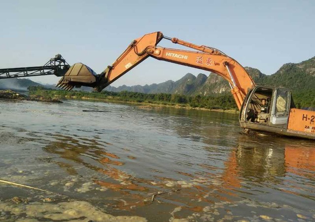 Thủy điện tích nước, ô tô, máy xúc... chìm dưới lòng hồ - 2
Máy xúc cũng nằm trong mênh mông nước.