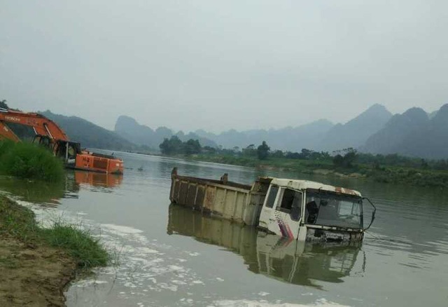 Thủy điện tích nước, ô tô, máy xúc... chìm dưới lòng hồ - 6 Tài sản bị ngập nước gây thiệt hại hàng tỷ đồng.
