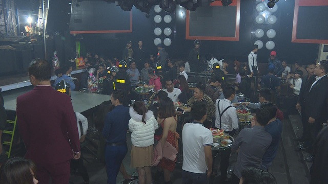 Giám đốc Công an tỉnh trực tiếp chỉ đạo kiểm tra quán bar có hàng chục thanh niên đang phê ma túy - 1 Bên trong quán bar có hàng chục thanh niên phê ma túy