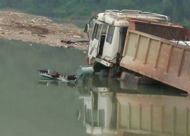 Thủy điện tích nước, ô tô, máy xúc... chìm dưới lòng hồ - 5 Nguyên nhân được cho là do Nhà máy thủy điện tích nước.