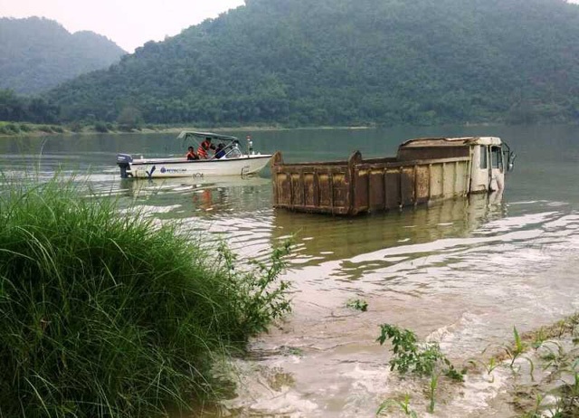 Thủy điện tích nước, ô tô, máy xúc... chìm dưới lòng hồ - 1 Ô tô bị ngập chìm trong nước.