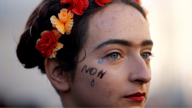 Tại Pháp, ước tính có 50.000 người tham gia tuần hành vào ngày cuối tuần. Một cô gái ở Marseille đã vẽ hình ảnh giọt nước mắt và chữ non (không) trên mặt (Ảnh: Reuters)