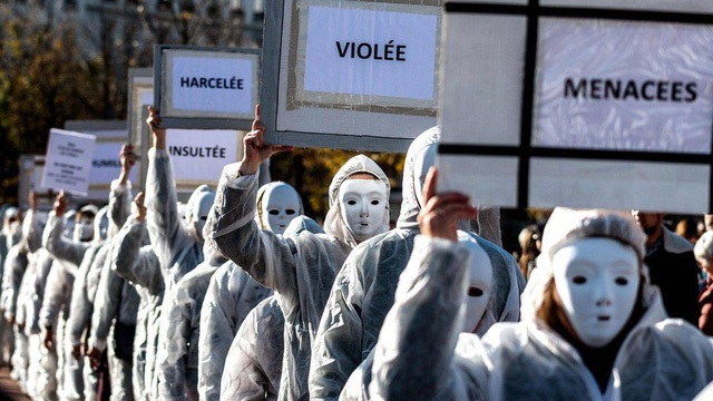 Quan chức EU vẽ son lên mặt giữa cuộc họp - 6 Tuần hành tại Lyon, Pháp (Ảnh: AFP)