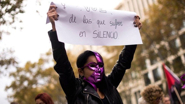 Tại Barcelona, Tây Ban Nha, một phụ nữ giơ biểu ngữ: Chúng tôi là tiếng nói của những phụ nữ cam chịu trong im lặng (Ảnh: AFP)