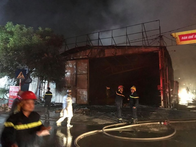 Hà Nội: Gara ô tô bùng cháy dữ dội trong đêm - 4 Hà Nội: Gara ô tô bùng cháy dữ dội trong đêm - 4