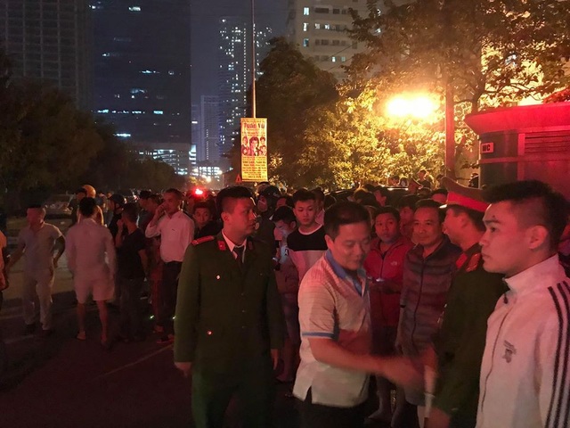 Hà Nội: Gara ô tô bùng cháy dữ dội trong đêm - 8
Hiện trường khu vực khi lực lượng cứu hoả dập tắt được ngọn lửa