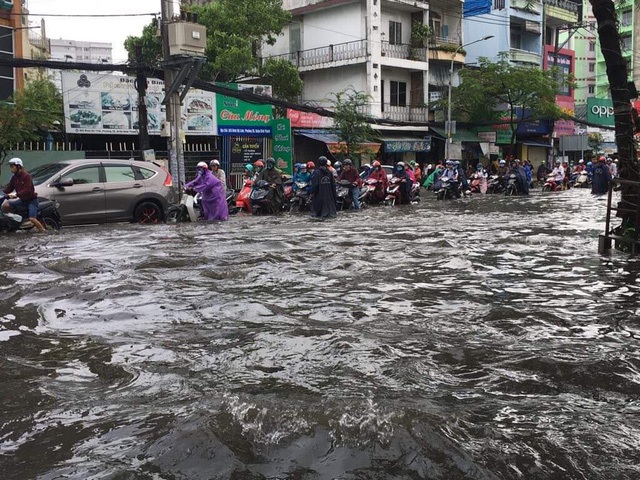 Sáng nay TPHCM nhiều nơi ngập sâu, kẹt xe kinh hoàng - 7 Sáng nay TPHCM nhiều nơi ngập sâu, kẹt xe kinh hoàng - 7