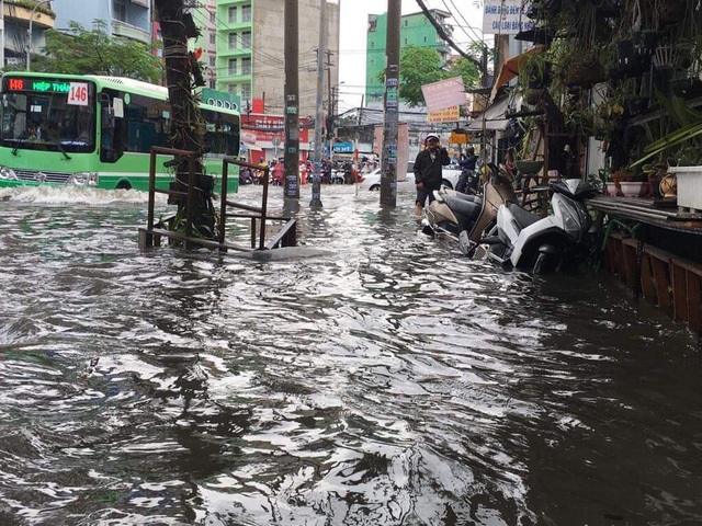 Sáng nay TPHCM nhiều nơi ngập sâu, kẹt xe kinh hoàng - 1 Sáng nay TPHCM nhiều nơi ngập sâu, kẹt xe kinh hoàng - 1