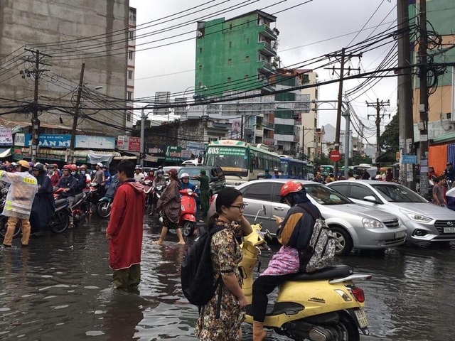 Sáng nay TPHCM nhiều nơi ngập sâu, kẹt xe kinh hoàng - 6 Sáng nay TPHCM nhiều nơi ngập sâu, kẹt xe kinh hoàng - 6