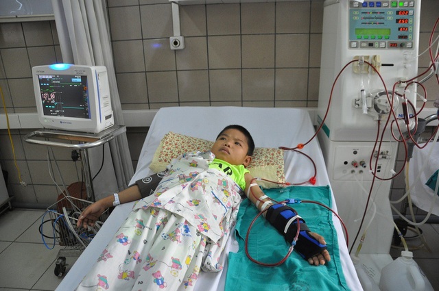 Không có 20 triệu phẫu thuật gãy tay, cậu bé 17 tuổi nguy kịch tính mạng - 4 Ca mổ gãy tay hết khoảng 20 triệu đồng, gia đình không lo được.