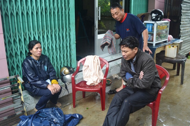 Nước lũ chảy cuồn cuộn ở Phú Yên, đôi vợ chồng thoát chết đầy may mắn - 1
Vợ chồng ông Lương Tấn Tâm và bà Phạm Thị Ngọc Kha may mắn được cứu kịp thời.