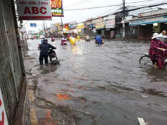 Sáng nay TPHCM nhiều nơi ngập sâu, kẹt xe kinh hoàng - 9 Đây là con đường ngập nổi tiếng nên người dân chủ động né tránh, ít kẹt xe