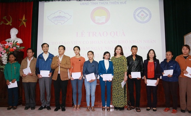 Trao 25 suất quà cho giáo viên hoàn cảnh khó khăn tỉnh Thừa Thiên Huế - 2 Các giáo viên có hoàn cảnh khó khăn được nhận quà từ Hội Khuyến học tỉnh Thừa Thiên Huế và Xổ số Kiến thiết tỉnh này
