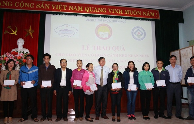 Trao 25 suất quà cho giáo viên hoàn cảnh khó khăn tỉnh Thừa Thiên Huế - 1 Trao 25 suất quà cho giáo viên hoàn cảnh khó khăn tỉnh Thừa Thiên Huế - 1