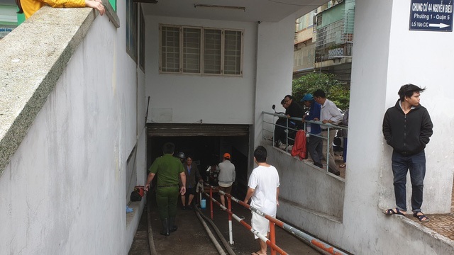 Hàng trăm ô tô, xe máy chìm trong hầm nước chung cư - 11 Hàng trăm ô tô, xe máy chìm trong hầm nước chung cư - 11