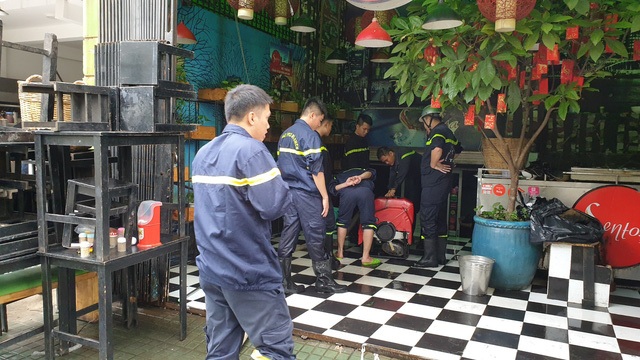 Hàng trăm ô tô, xe máy chìm trong hầm nước chung cư - 10 Hàng trăm ô tô, xe máy chìm trong hầm nước chung cư - 10