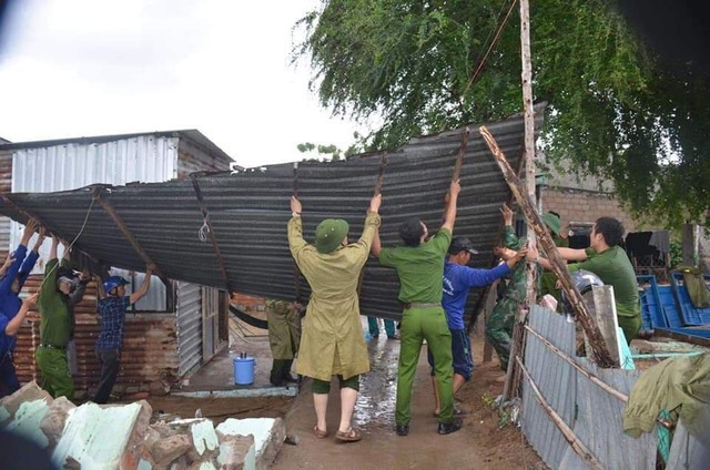Vất vả chạy lũ sau bão số 9 - 4 Chính quyền và quân đội hỗ trợ người dân khắc phục thiệt hại sau bão