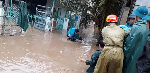 Vất vả chạy lũ sau bão số 9 - 9 Sơ tán người và tài sản khỏi các vùng ngập lũ