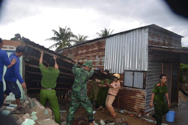 Vất vả chạy lũ sau bão số 9 - 3 Vất vả chạy lũ sau bão số 9 - 3