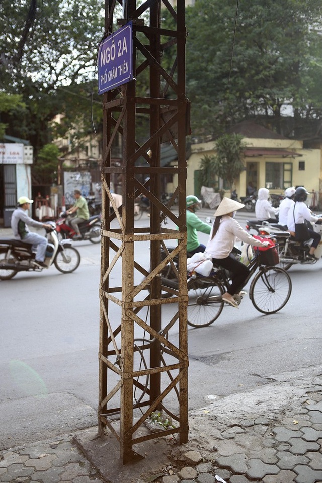 Góc phố Khâm Thiên với hình ảnh chiếc cột đèn sắt, như là một hình ảnh nhận diện Hà Nội xưa.