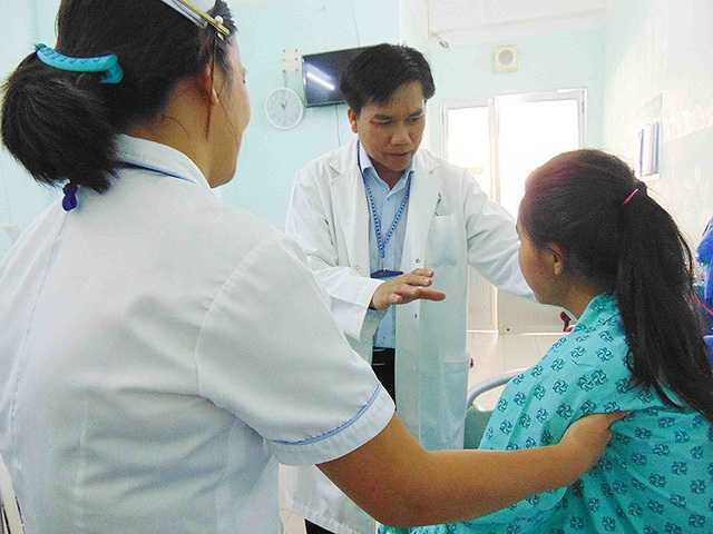 Học sinh rối loạn tâm thần vì áp lực học hành - 1 TS-BS Đinh Vinh Quang đang khám cho một học sinh lớp 12 bị trầm cảm. Ảnh: TRẦN NGỌC
