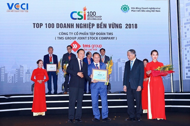 Vinh danh Tập đoàn TMS - “Doanh nghiệp bền vững Việt Nam 2018” - 1 Ông Nguyễn Việt Thung - Tổng Giám đốc Tập đoàn TMS nhận vinh danh Doanh nghiệp bền vững Việt Nam 2018