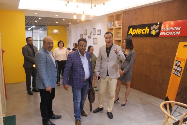 CEO Aptech Toàn cầu: Các bạn trẻ Việt muốn thành công trong ngành CNTT cần phải có tính kỷ luật cao - 1
Lãnh đạo Aptech Toàn cầu làm việc tại Aptech Việt Nam.