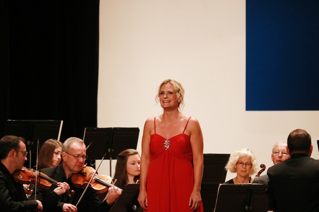 Toyota Classics 2018: Đêm thăng hoa của âm nhạc - 2
Giọng nữ cao Charlotte Beamnet trình diễn quá tuyệt vời, thật sự là đỉnh cao với bản motet From Exulate Jubilate mà Mozart viết năm 16 tuổi. Charlotte đã phô diễn được tất cả tài năng của mình trong tiết mục này.