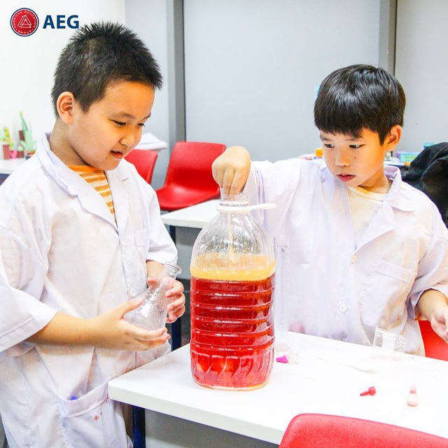 Cho trẻ học ngoại ngữ, cần nhìn xa trông rộng xu hướng thế giới - 3
Những thí nghiệm thực tiễn trong giờ học STEAM English giúp các em hình thành hứng thú với nghề nghiệp tương lai.
