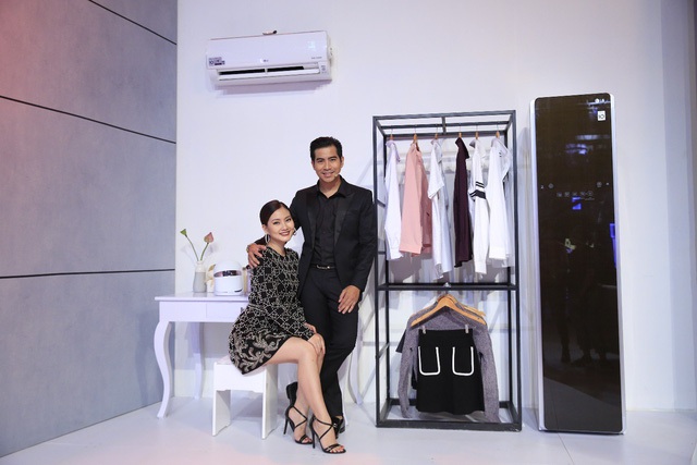 Vợ chồng Ngọc Lan – Thanh Bình ấn tượng với LG Styler bởi tiện ích độc đáo của chiếc tủ chăm sóc quần áo thông minh này.